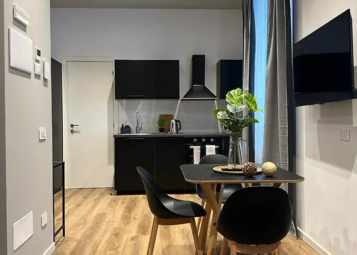 Urban Chic Black Daire